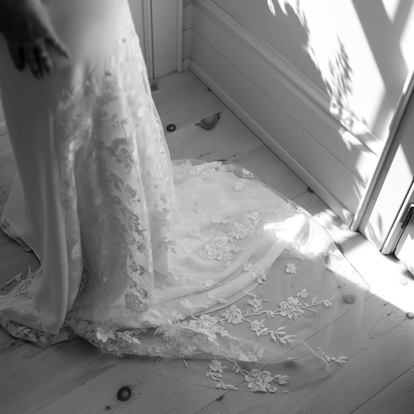 Paloma Blanca 5004 Wedding Dress - Picture 3 of 9